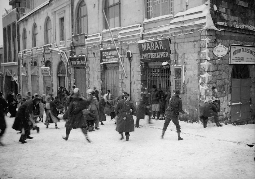 Иерусалим. Австрийские солдаты играют в снежки с арабами. 1942
